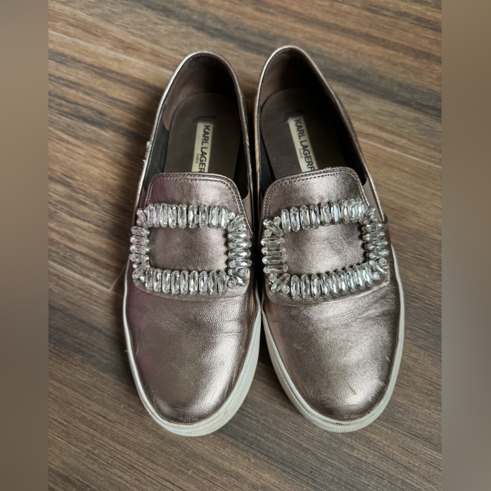 Karl Lagerfeld
Leather slippers
With rhinestone accents